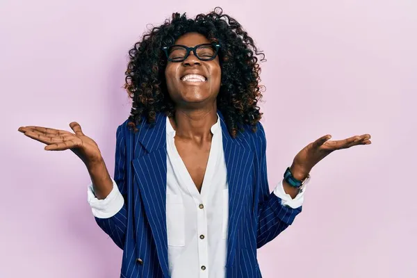 Ung Afrikansk Amerikansk Kvinna Bär Affärskläder Och Glasögon Firar Galen — Stockfoto
