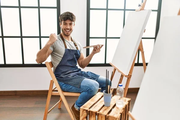 Jovem Hispânico Homem Pintura Estúdio Arte Gritando Orgulhoso Celebrando Vitória — Fotografia de Stock