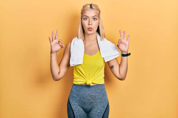 Vacker Blond Sport Kvinna Bär Träningskläder Ser Förvånad Och Chockad — Stockfoto