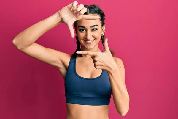 Chica Morena Joven Con Ropa Deportiva Trenzas Sonriendo Haciendo Marco — Foto de Stock