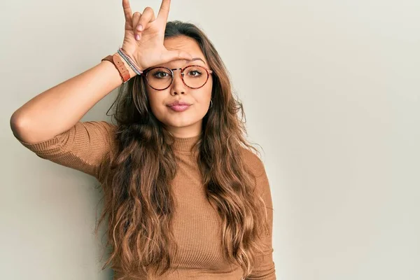 Joven Chica Hispana Usando Ropa Casual Gafas Burlándose Gente Con —  Fotos de Stock