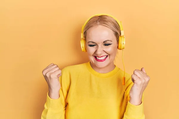 Młoda Blondynka Słuchająca Muzyki Pomocą Słuchawek Bardzo Szczęśliwa Podekscytowana Wykonując — Zdjęcie stockowe