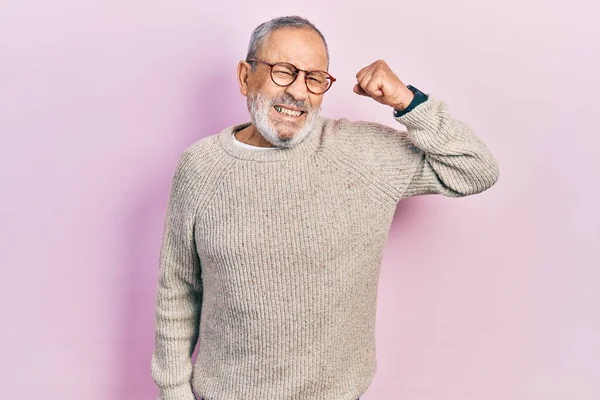 Ein Gutaussehender Älterer Mann Mit Bart Lässigem Pullover Und Brille — Stockfoto