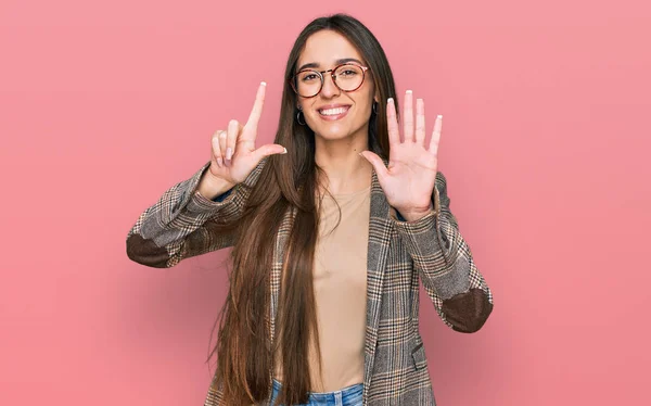 Jong Latijns Amerikaans Meisje Draagt Zakelijke Kleding Bril Tonen Wijzen — Stockfoto