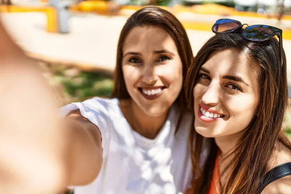 Dos Chicas Latinas Sonriendo Felices Hacen Selfie Junto Smartphone Ciudad —  Fotos de Stock