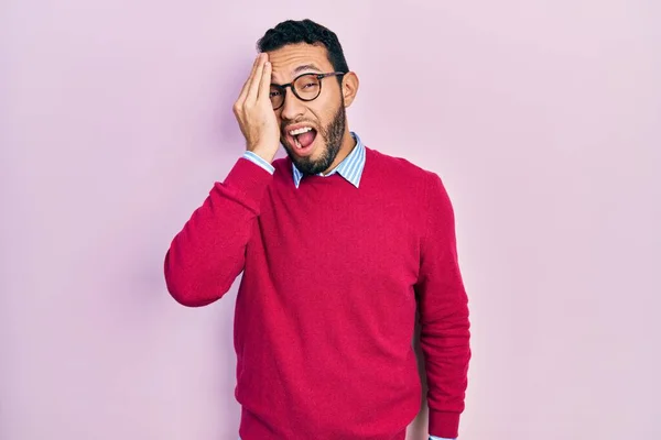 Hombre Hispano Con Barba Llevando Camisa Negocios Gafas Bostezando Cansado — Foto de Stock