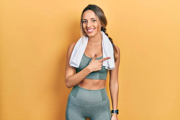 Mooie Latijns Amerikaanse Vrouw Draagt Sportkleding Handdoek Vrolijk Met Een — Stockfoto