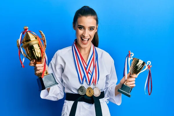 Linda Morena Jovem Vestindo Uniforme Lutador Karatê Medalhas Segurando Troféu — Fotografia de Stock