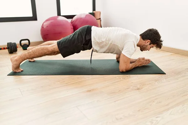 Hombre Hispano Joven Entrenando Abdominales Ejercicio Centro Deportivo —  Fotos de Stock