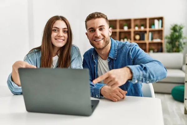 Giovane Coppia Caucasica Che Lavora Con Computer Portatile Casa Sorridente — Foto Stock