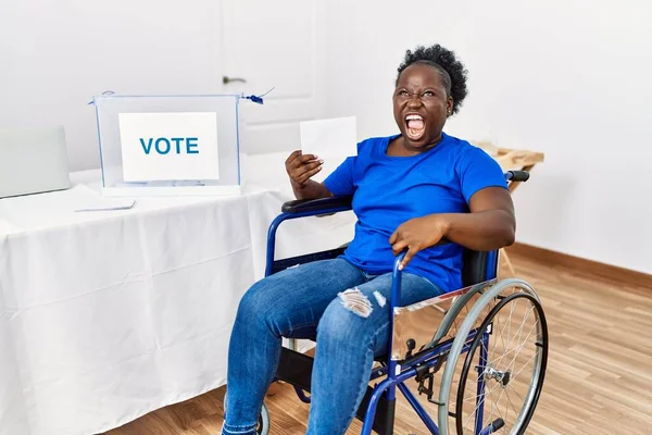 Mujer Africana Joven Sentada Silla Ruedas Votando Poniendo Sobre Las —  Fotos de Stock