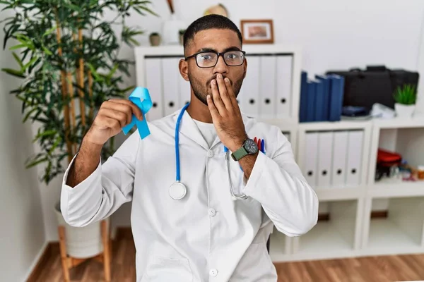 Genç Hintli Doktor Elinde Mavi Kurdele Tutarak Ağzını Eliyle Kapatıyor — Stok fotoğraf