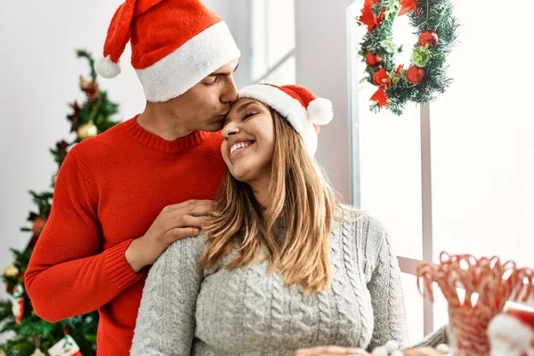 Ein Junges Paar Lächelt Glücklich Mit Weihnachtsmütze Mit Einem Lächeln — Stockfoto