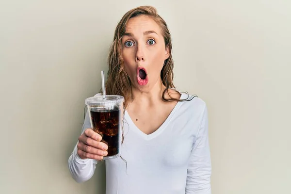 Ung Blond Kvinna Dricka Glas Läsk Dryck Rädd Och Förvånad — Stockfoto