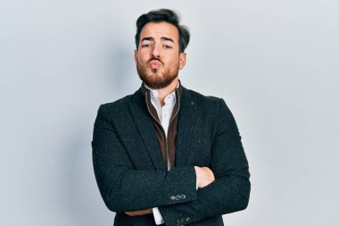 Yakışıklı, sakallı, kollarını kavuşturmuş, kameraya bakıp öpücükler yollayan, sevimli ve seksi beyaz bir adam. aşk ifadesi. 