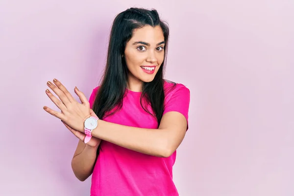 Joven Chica Hispana Vistiendo Casual Camiseta Rosa Aplaudiendo Aplaudiendo Felices — Foto de Stock