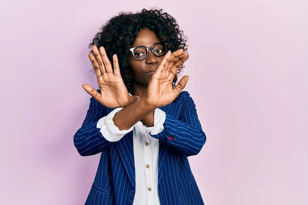 Молодая Африканская Американка Деловой Одежде Очках Отказ Выражении Лица Скрещивание — стоковое фото