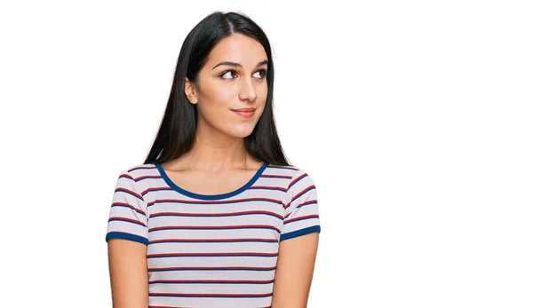 Joven Chica Hispana Vistiendo Una Camiseta Rayas Casuales Sonriendo Mirando — Foto de Stock