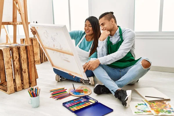 Jovem Pintor Latino Casal Sorrindo Feliz Sentado Chão Pintura Estúdio — Fotografia de Stock