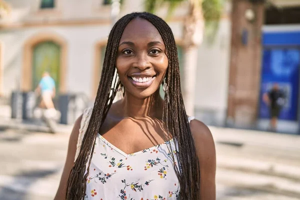 Junge Afroamerikanerin Lächelt Glücklich Der Stadt — Stockfoto