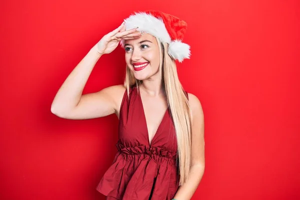 Menina Loira Jovem Usando Chapéu Natal Muito Feliz Sorrindo Olhando — Fotografia de Stock