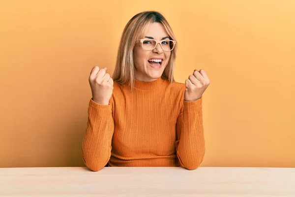 Young Caucasian Woman Wearing Casual Clothes Glasses Sitting Table Screaming — Stock Photo, Image