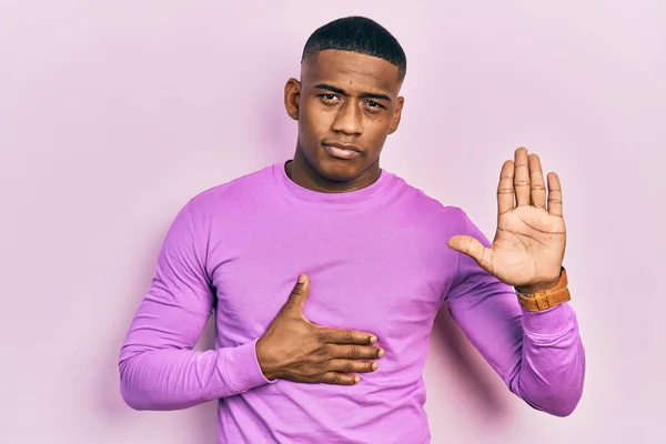 Junger Schwarzer Mann Lässigem Rosafarbenem Pullover Der Mit Der Hand — Stockfoto