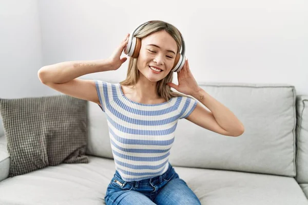 Jeune Femme Chinoise Souriante Écoute Musique Maison — Photo