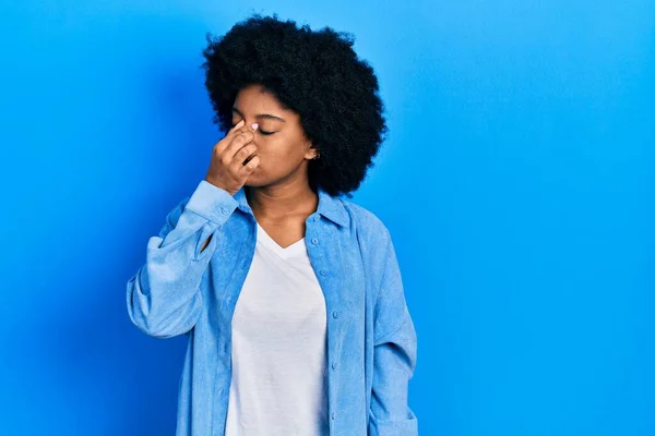穿着休闲服的年轻非洲裔美国女人疲惫地揉揉鼻子和眼睛 感到疲劳和头痛 压力和挫败感概念 — 图库照片