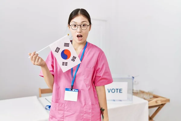 Joven Enfermera Asiática Las Elecciones Campaña Política Con Bandera Corea —  Fotos de Stock
