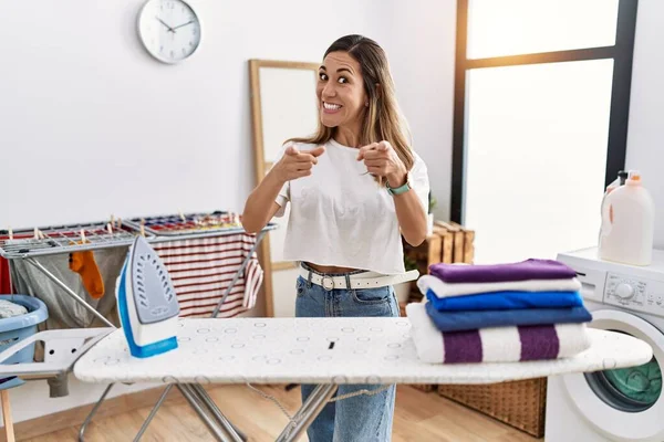 Çamaşır Odasında Giysilerini Ütüleyen Genç Spanyol Kadın Mutlu Komik Yüzüyle — Stok fotoğraf