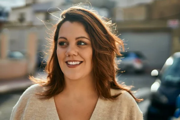 Joven Irlandesa Más Tamaño Chica Sonriendo Feliz Pie Ciudad —  Fotos de Stock