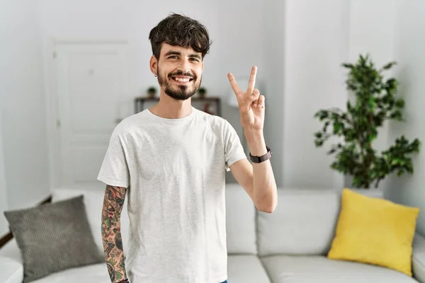 Homem Hispânico Com Barba Sala Estar Casa Sorrindo Olhando Para — Fotografia de Stock