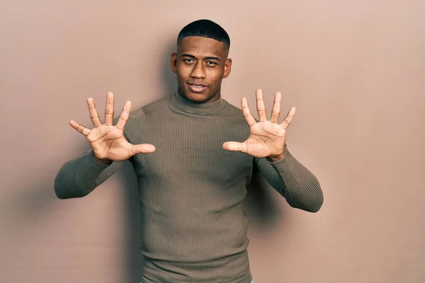 Junger Schwarzer Mann Lässigem Rollkragenpullover Zeigt Mit Finger Nummer Zehn — Stockfoto