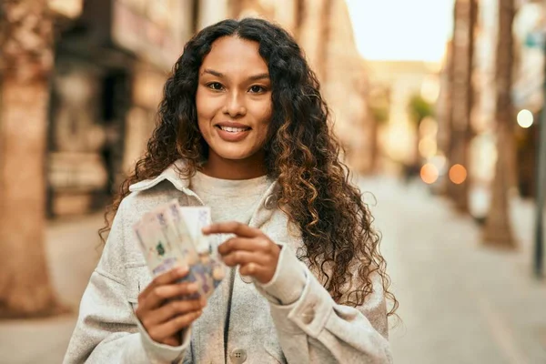 Jonge Latijnse Vrouw Lacht Gelukkig Tellen Colombia Pesos Bankbiljetten Stad — Stockfoto