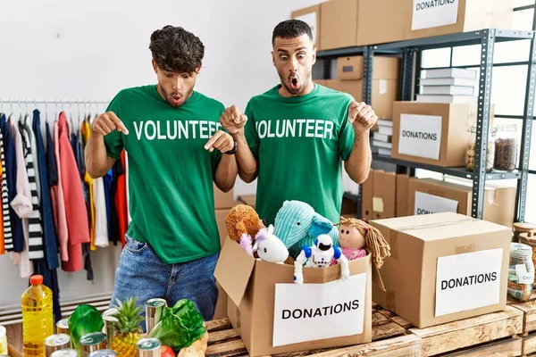 Bağışta Gönüllü Tişört Giyen Genç Eşcinsel Çift Parmaklarını Göstererek Reklamlarını — Stok fotoğraf