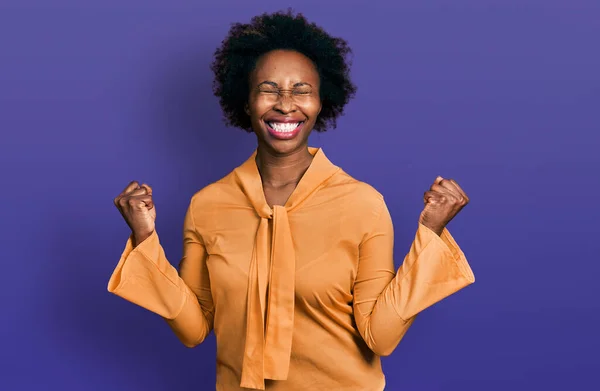 Afrikansk Amerikansk Kvinna Med Afro Hår Bär Elegant Skjorta Mycket — Stockfoto