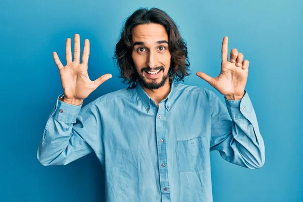 Jonge Spaanse Man Draagt Casual Kleding Tonen Wijzen Met Vingers — Stockfoto