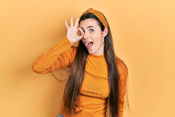 Junge Brünette Teenager Lässigem Gelben Pullover Tun Geste Mit Der — Stockfoto