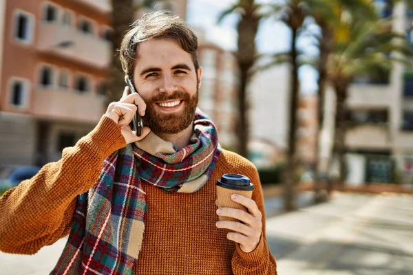 Blanke Man Met Baard Die Een Zonnige Dag Buiten Aan — Stockfoto