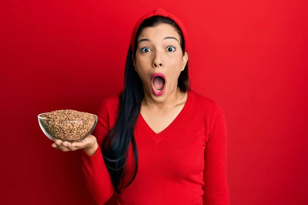 Jeune Femme Latine Tenant Bol Avec Des Lentilles Effrayées Étonnées — Photo