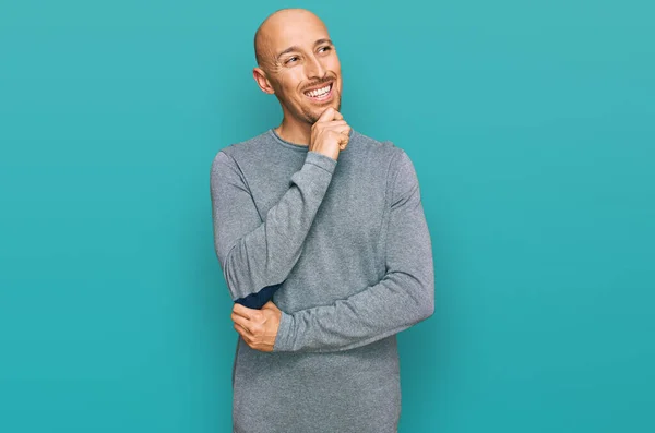 Kale Man Met Baard Draagt Casual Kleren Met Hand Kin — Stockfoto