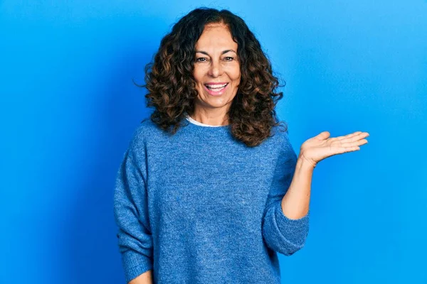 Mujer Hispana Mediana Edad Vistiendo Ropa Casual Sonriendo Alegre Presentando —  Fotos de Stock