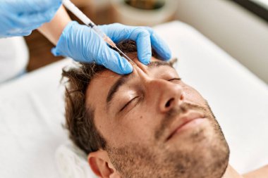 Genç İspanyol adam güzellik merkezinde yaşlanma karşıtı tedavi görüyor.