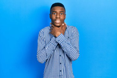 Genç, Afro-Amerikan bir adam günlük kıyafetler giyip bağırıyor ve boğularak ölüyor çünkü boğularak can yakıyor. Sağlık problemi. Boğulma ve intihar konsepti. 