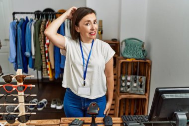 Perakende satış mağazasında yönetici olarak çalışan güzel, orta yaşlı bir İspanyol kadın soru sorup kafasını karıştırıyor. Şüpheyle kararsız, kafa kafaya düşünerek. Düşünceli kavram. 