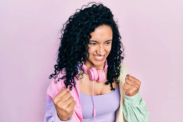 Jeune Femme Hispanique Aux Cheveux Bouclés Portant Des Vêtements Gym — Photo