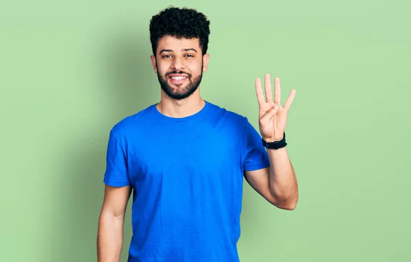 Junger Arabischer Mann Mit Bart Trägt Legeres Blaues Shirt Und — Stockfoto