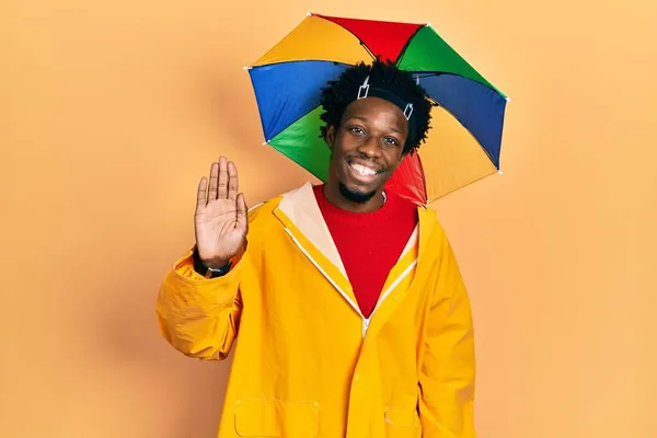 Jovem Afro Americano Vestindo Capa Chuva Amarela Dispensando Dizer Olá — Fotografia de Stock