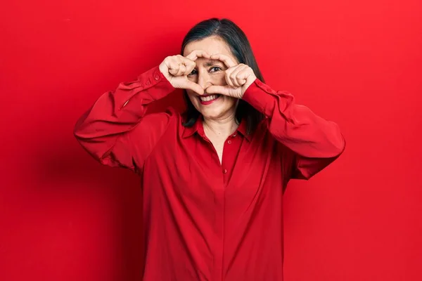 Middelbare Leeftijd Spaanse Vrouw Casual Kleding Doen Hartvorm Met Hand — Stockfoto